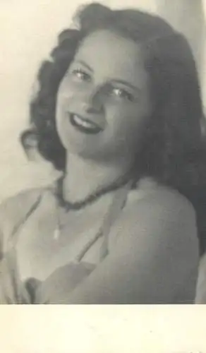 Anonymous persons women portraits & scenes souvenir photo elegant woman 1946
