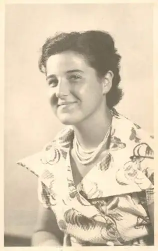 Anonymous persons women portraits & scenes souvenir photo elegant woman