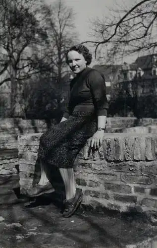 Anonymous persons women portraits & scenes souvenir photo elegant woman 1956 citybreak