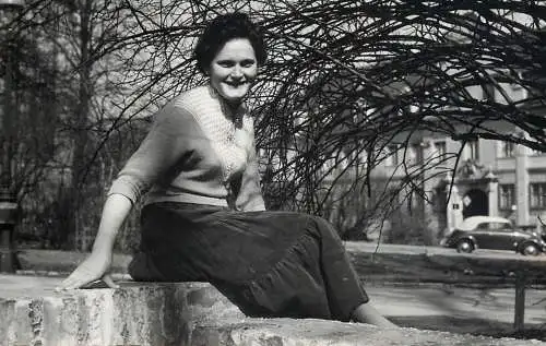Anonymous persons women portraits & scenes souvenir photo elegant woman 1956 citybreak