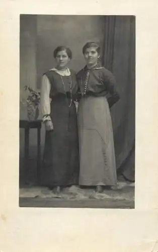 Anonymous persons women portraits & scenes souvenir photo elegant women coiffure
