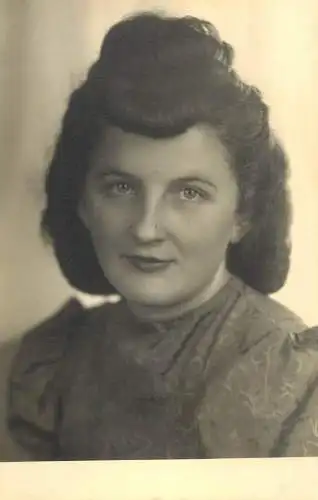 Anonymous persons women portraits & scenes souvenir photo elegant woman coiffure