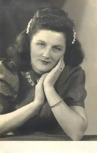 Anonymous persons women portraits & scenes souvenir photo elegant woman coiffure