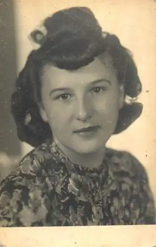 Anonymous persons women portraits & scenes souvenir photo elegant woman coiffure