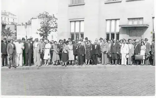 Anonymous persons social history souvenir photo postcard friends elegance city street