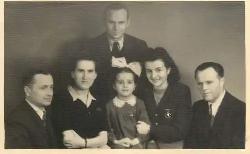 Anonymous persons social history souvenir photo postcard family elegant portrait 1947