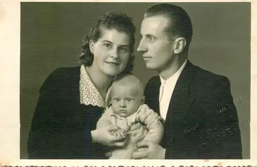 Anonymous persons social history souvenir photo postcard elegant family baby bebe 1943
