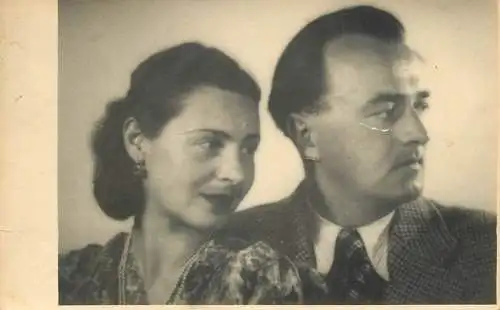 Anonymous persons social history souvenir photo postcard elegant family 1941