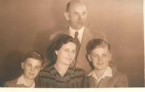 Anonymous persons social history souvenir photo postcard elegant family