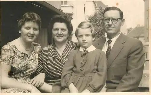 Anonymous persons social history souvenir photo postcard elegant family 1956