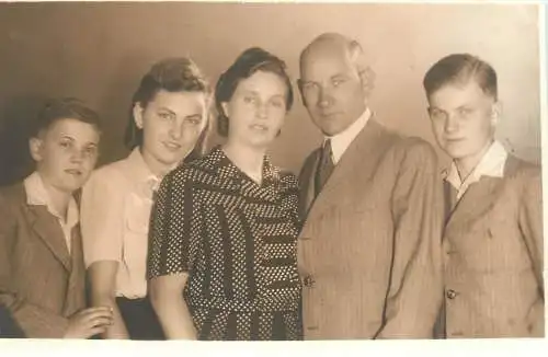 Anonymous persons social history souvenir photo postcard elegant family beauty