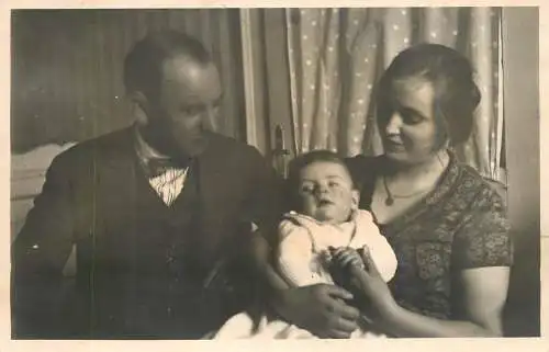 Anonymous persons social history souvenir photo postcard elegant family baby bebe