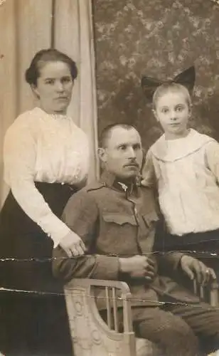 Anonymous persons social history souvenir photo postcard elegant family 1918 soldier uniform
