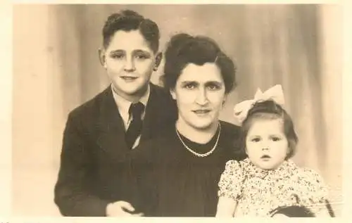 Anonymous persons social history souvenir photo postcard mother and children elegance