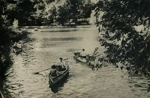 Romania Bucuresti vedere din Cismigiu plimbare cu barca pe lac