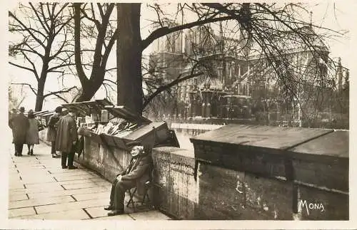 France Paris Bouquiniste du quai Montebello & Notre Dame