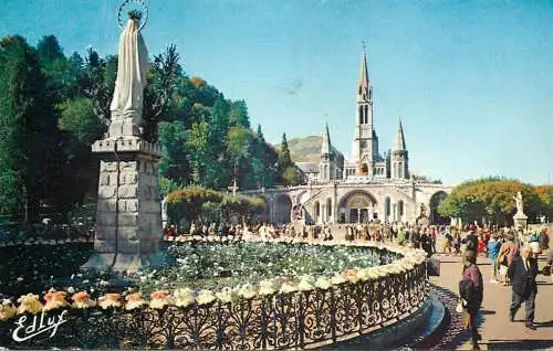 France Lourdes La Basilique et la Vierge Couronnee