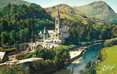 France Lourdes Basilique et le Gave