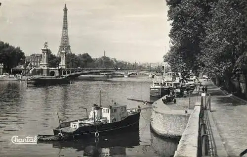 France Paris Les quais de la Seine vers le Pont Alexandre III