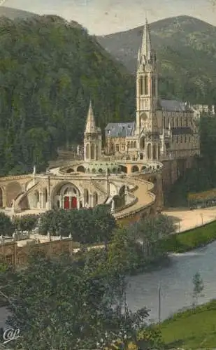 France Lourdes Basilique et le Gave
