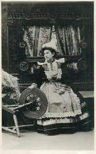 France Costume ancien de Pont-Aven femme en costume traditionnel