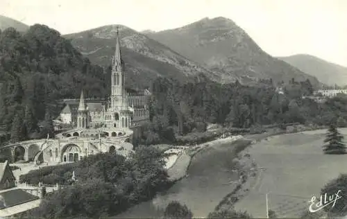 France Lourdes Basilique et le Gave