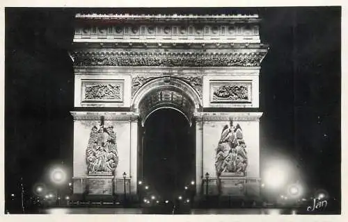 France Paris Place de l'Etoile - L'Arc de Triomphe illumine