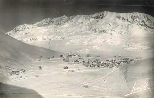 France L'Alpe d'Huez (Isere) vue generale et la Chaine des Grandes Rousses