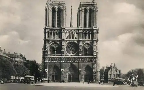 France Paris Cathedrale Notre Dame & le parvis