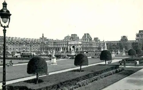 France Paris Place du Carroussel & le Louvre