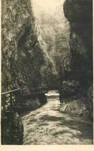 Mountain pass place to identify picturesque scenery