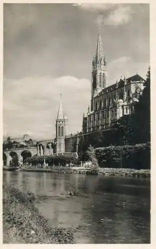 France Lourdes La Basilique et la Gave