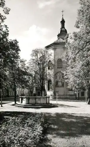 Germany Traunstein Oberbayern Lindlbrunnen und Stadtpfarrkirche St Oswald