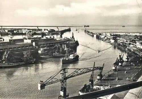 Sailing & navigation themed postcard Boulogne sur Mer harbor crane cargo ship