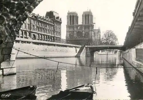 Sailing & navigation themed postcard Paris Notre Dame boats
