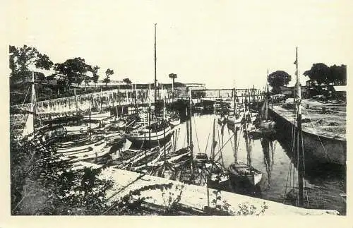 Sailing & navigation themed postcard Oleron castle port harbour sail boat