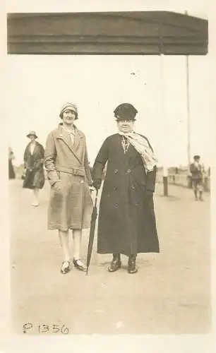 Photograph social history elegance friends glam hat umbrella