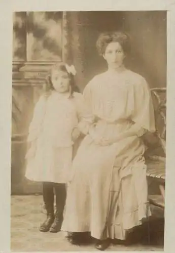 Photograph social history elegance woman coiffure daughter love