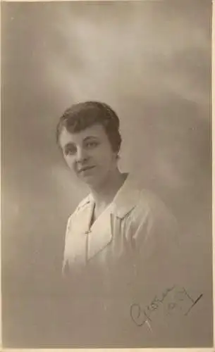 Photograph social history elegance woman coiffure 1917