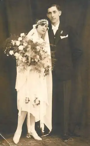 Photograph social history elegance 1928 wedding bride groom flower bouquet