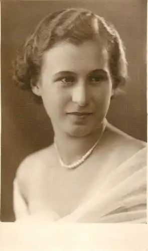 Photograph social history Schwarz Aurelia woman elegance pearls