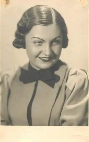 Photograph social history Bucuresti woman beauty coiffure