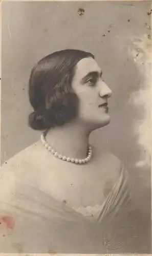 Photograph social history elegant woman pearls coiffure 1926