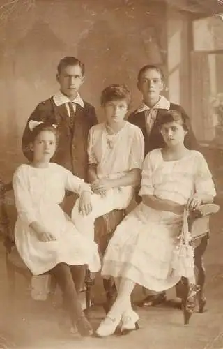 Photograph social history family portrait elegance friendship siblings