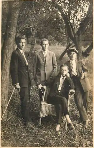 Photograph social history family 1928 elegance