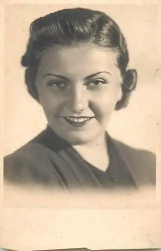 Photograph social history beauty coiffure 1938
