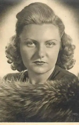 Photograph social history beauty coiffure  fur coat