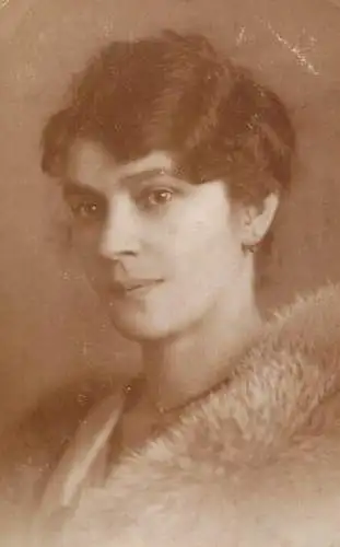 Photograph social history woman coiffure fur coat 1920
