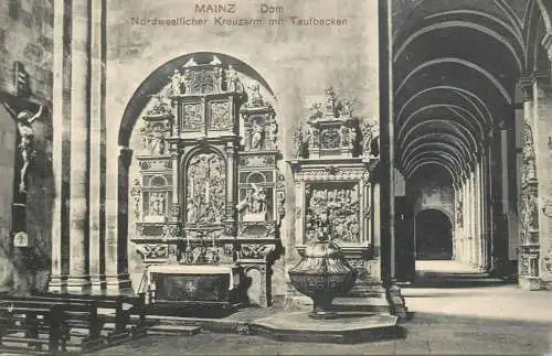 Germany Mainz Dom Inneres Nordwestlicher Kreuzarm mit Taufbecken