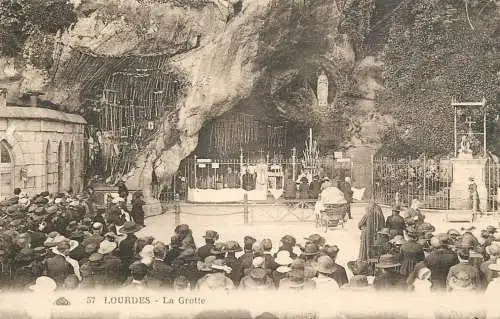 Postcard France Lourdes la grotte